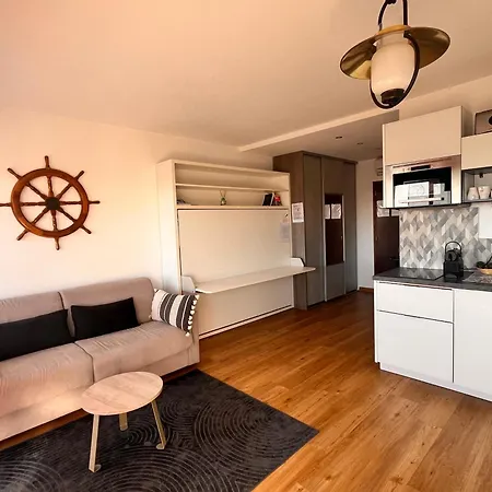 Heliotel Marine Avec Balcon Au 4eme Etage A 200m De La Saint-Laurent-du-Var