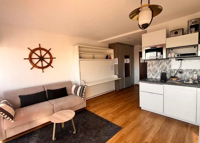 Heliotel Marine Avec Balcon Au 4eme Etage A 200m De La Saint-Laurent-du-Var